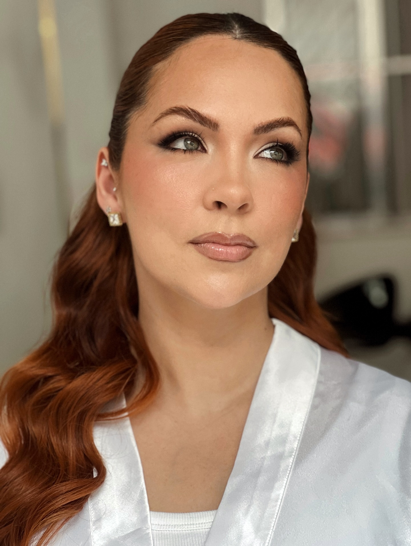 Maquiagem elegante em tons nude com olhar esfumado suave